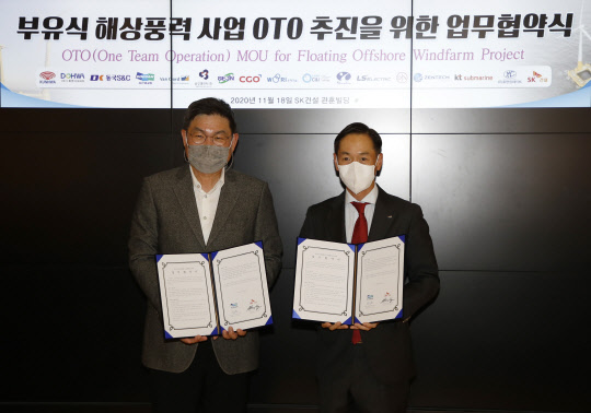 SK건설 안재현 사장(왼쪽)과  두산중공업 박인원 플랜트 EPC BG장이 협약 체결 후 기념촬영을 하고 있다. <두산중공업 제공>